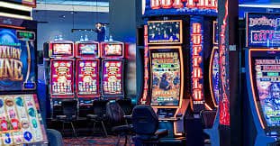 Studio dealer langsung kingplay66 dengan multi-kamera menampilkan permainan blackjack, roulette, dan baccarat